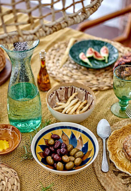 Gekleurde schaaltjes met printjes groene karaf gevlochten placemats