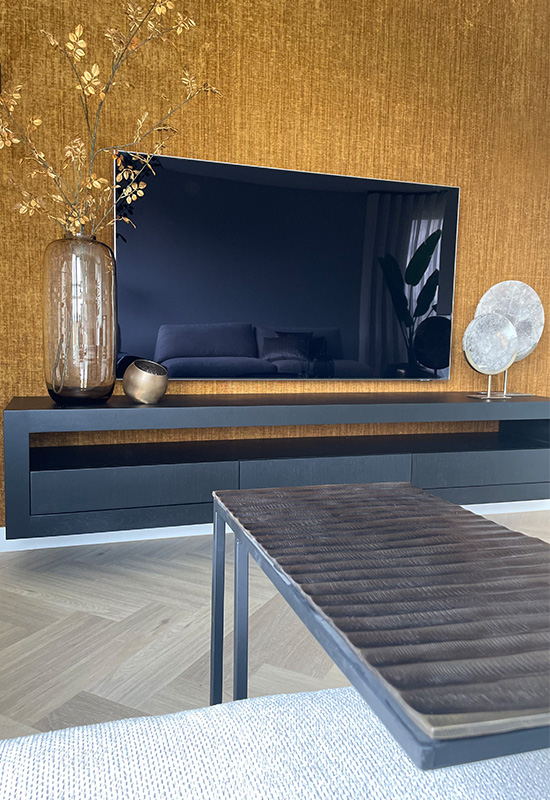 Gouden behang achter tv zwart zwevend tv meubel
