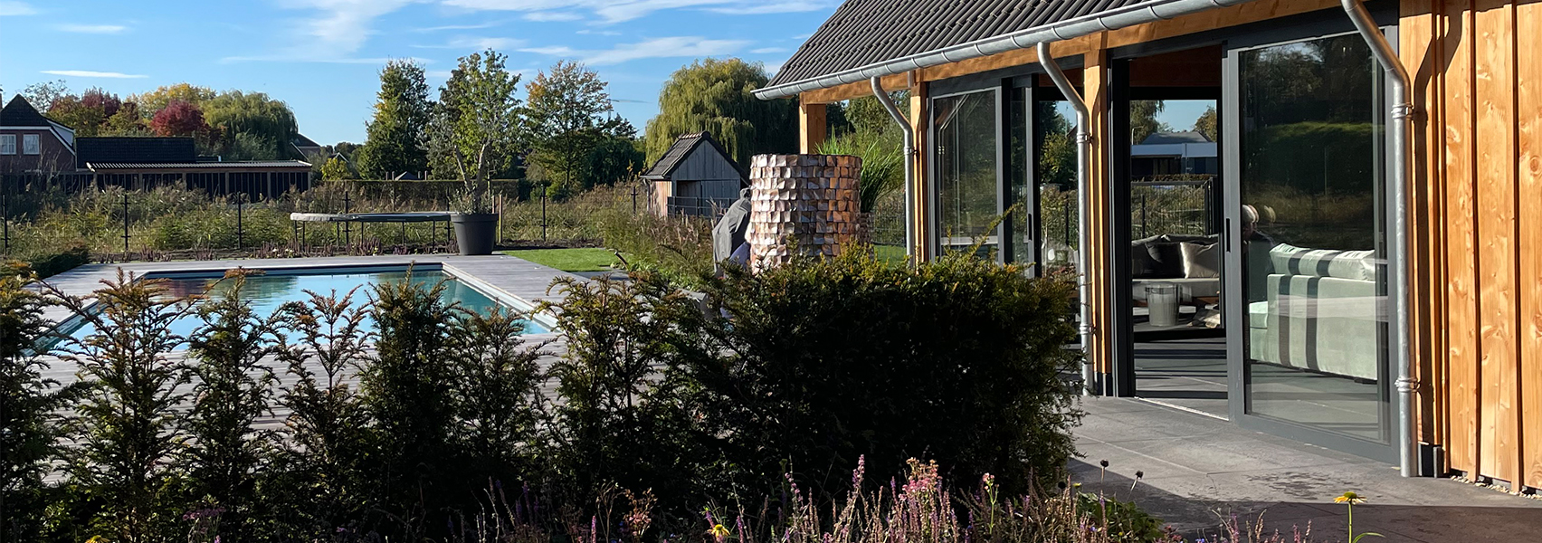 Houten tuinhuis met zwembad