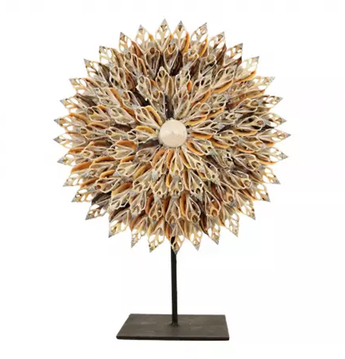 Ketting van schelpen op standaard oranje