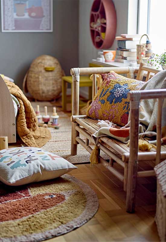 Rond vloerkleed met vogel in kinderkamer