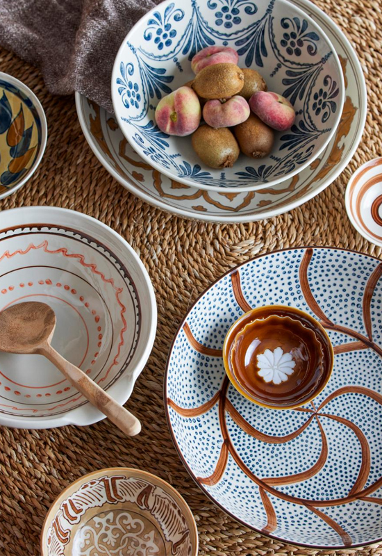 Servies met printjes en patronen blauw oranje bruin