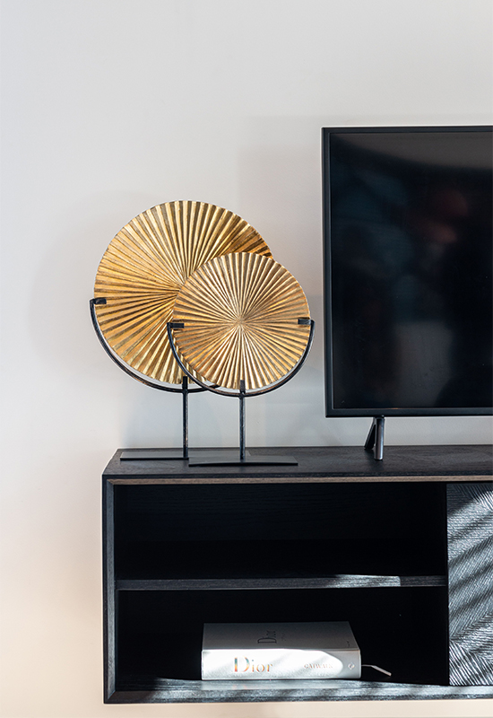 Zwart tv meubel met ronde gouden ornamenten met reliëf Dior koffietafelboek