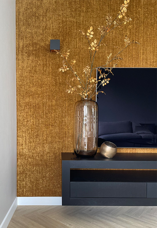 Goud behang zwart tv meubel
