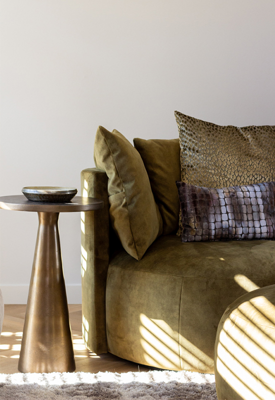 Groene velvet fauteuil met bijpassende groene ronde poef goud rond bijzettafeltje