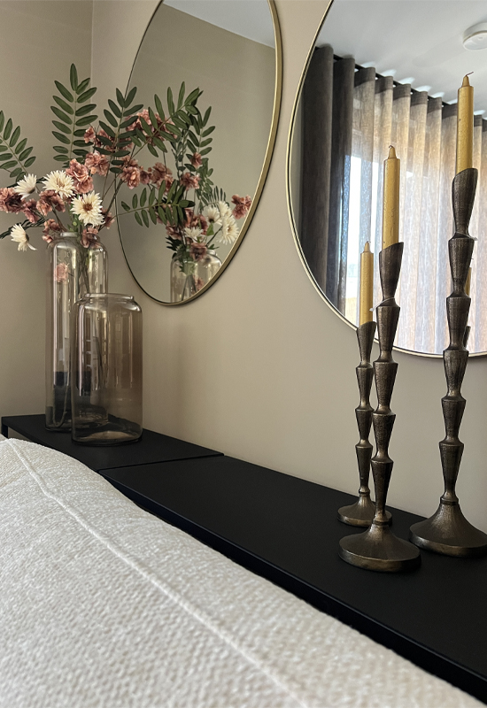 Zwarte sidetable met accessoires en ronde spiegels