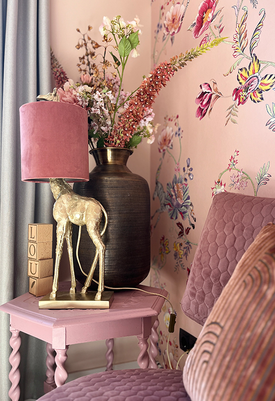 gouden giraflamp met roze kap roze fauteuil op kinderkamer