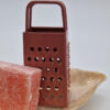 Cadeausetje roze amberblokje met rasp op schelpenschaaltje