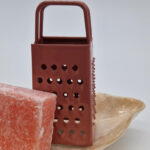 Cadeausetje roze amberblokje met rasp op schelpenschaaltje