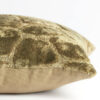 groen langwerpig sierkussen met giraffe print details