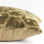 groen langwerpig sierkussen met giraffe print details