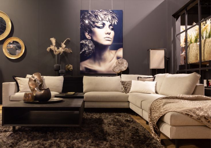 grijze muur met beige hoekbank