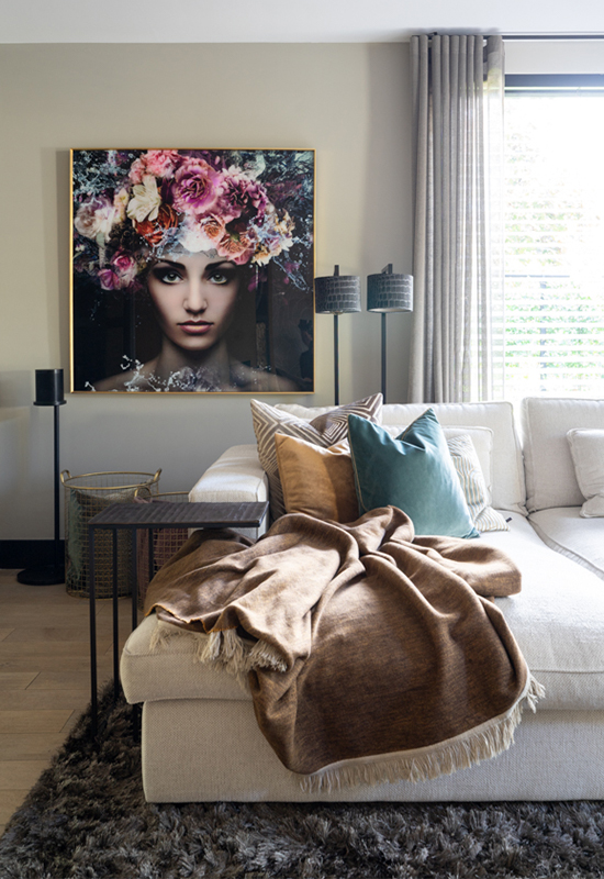 Beige loungebank bruin claudi plaid wanddecoratie vrouw met bloemenkrans