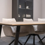 Metalen poot schuin eettafel eiken