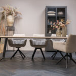 Schuin metalen poot onder eiken eettafel recht
