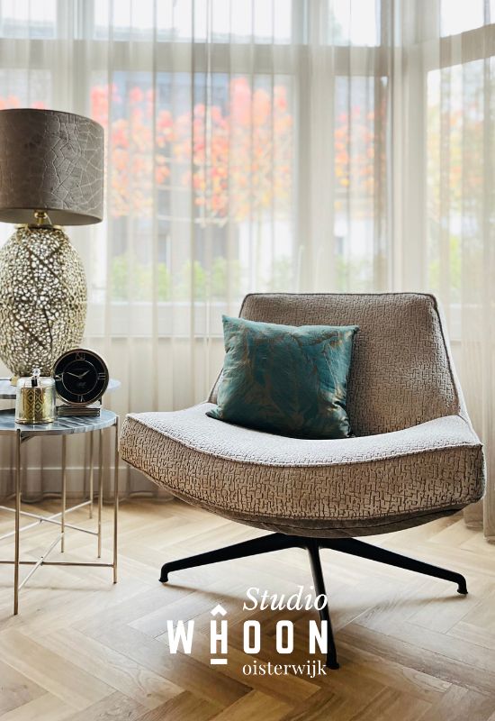 Studio Whoon taupe fauteuil met blauw claudi sierkussen