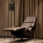 Taupe fauteuil leer verstelbaar comfortabel