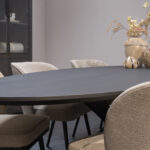 Zwart eiken ovaal eettafel