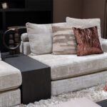 Hoekbank stof beige met zwart houten tussentafel