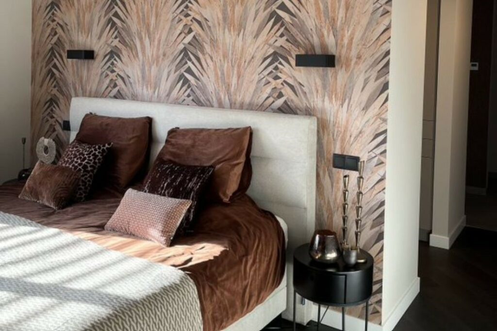 Slaapkamer romantisch met print en roze kleuren