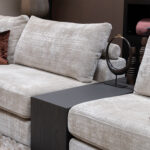 Zwart houten tussentafel beige bank