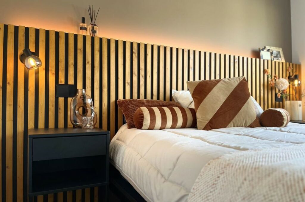 romantisch bed met houten paneel sfeervol
