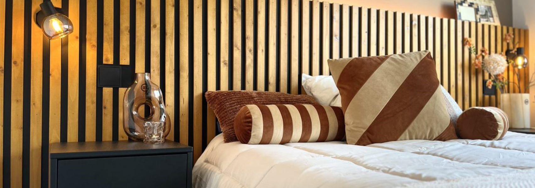 romantische slaapkamer met houten paneel