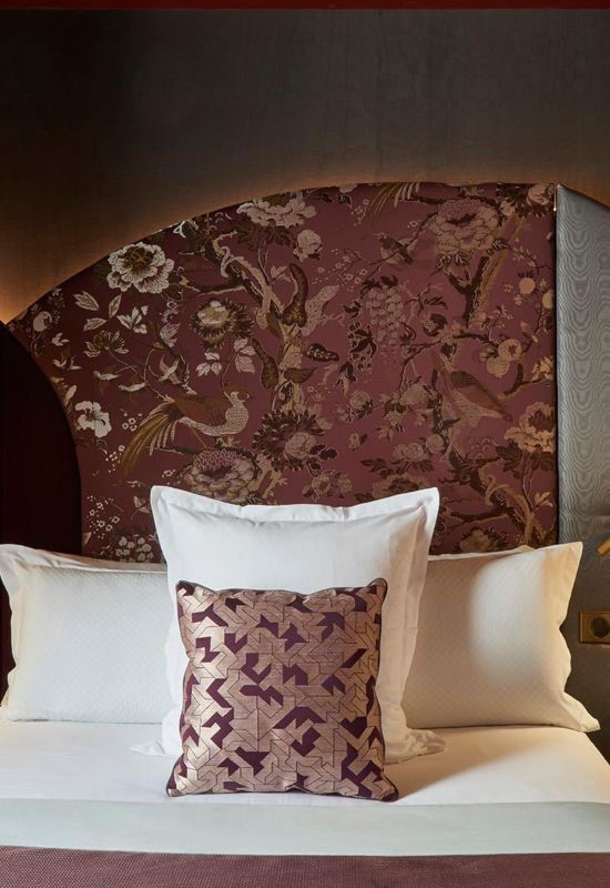 romantische slaapkamer met paarse bloemenprint