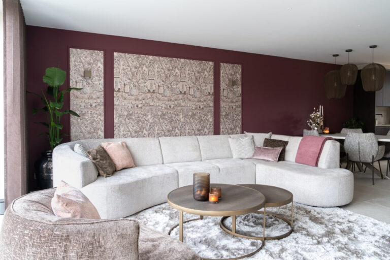 Bordeaux roze kussens hoogpolig vloerkleed beige organische bank