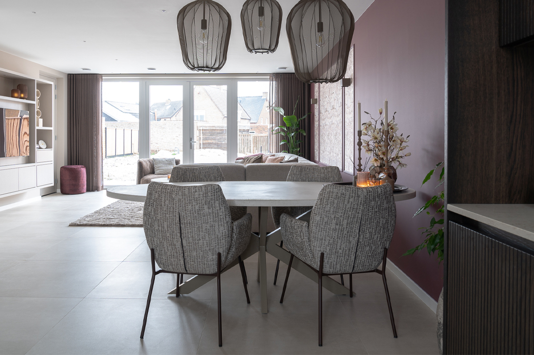 Eethoek ovale tafel grijze stoelen met bordeaux poten