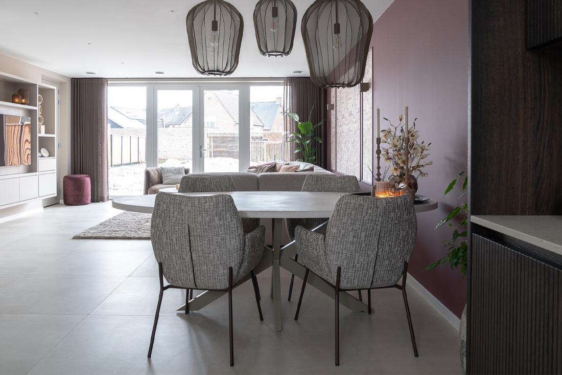 Eethoek ovale tafel grijze stoelen met bordeaux poten