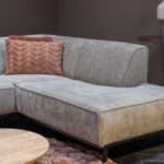 Ranke zwarte pootjes onder stoffen hoekbank