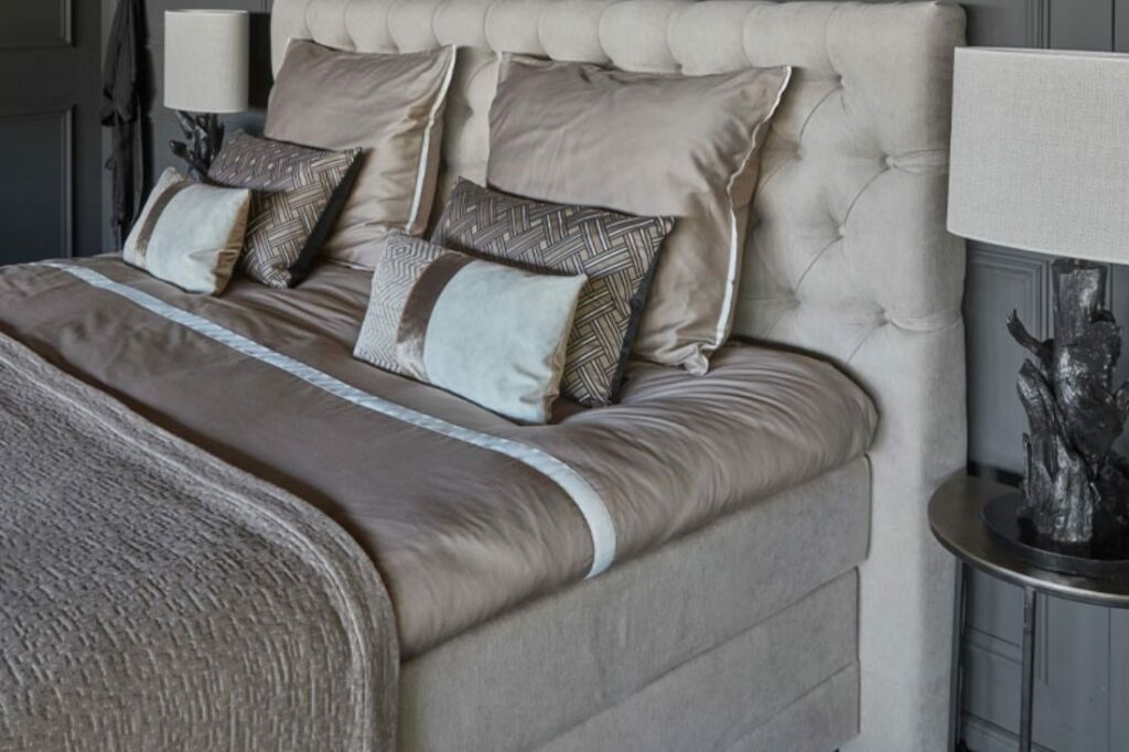 romantische slaapkamer gecaptioneerd bed beige
