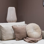 Dubbele rugkussens hoekbank groen bruin met dunne armleuning