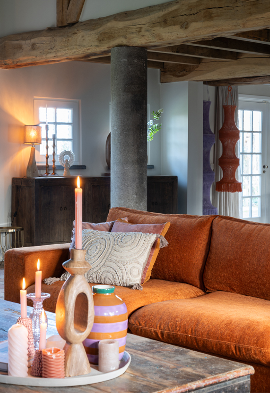 Landelijk interieur met gekleurde accessoires