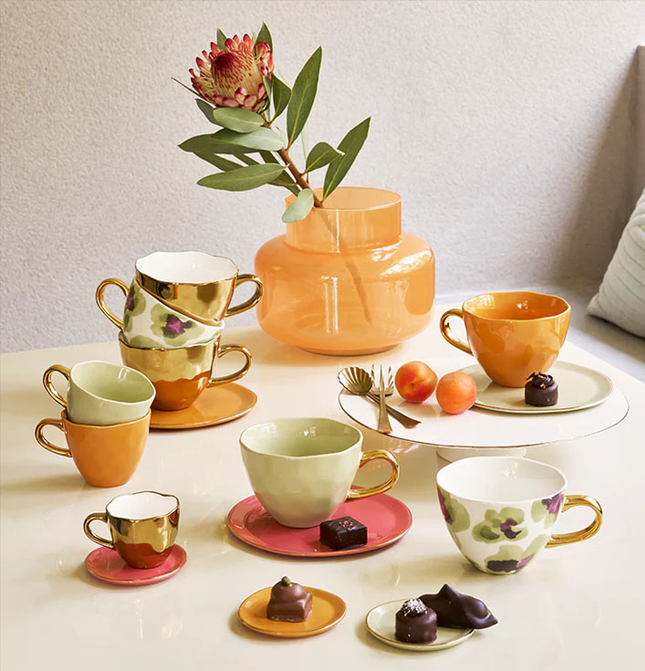 gekleurd servies met gouden details