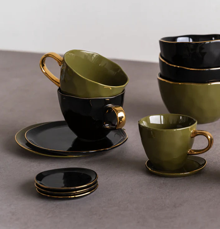 zwart en groen servies met gouden details