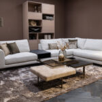 Hoekbank beige naturel stof rond en tussentafel