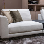 Hoekbank stof beige naturel met tussentafel hout zwart