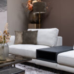 Tussentafel zwart hout beige hoekbank stof