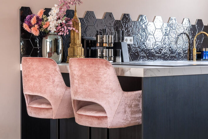 Barkruk roze velvet met zwart metaal onderstel