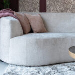 Beige bank rond met roze sierkussens