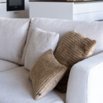 Beige hoekbank stof met bruine sierkussens