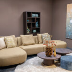 Geel gouden hoekbank met rond liggedeelte