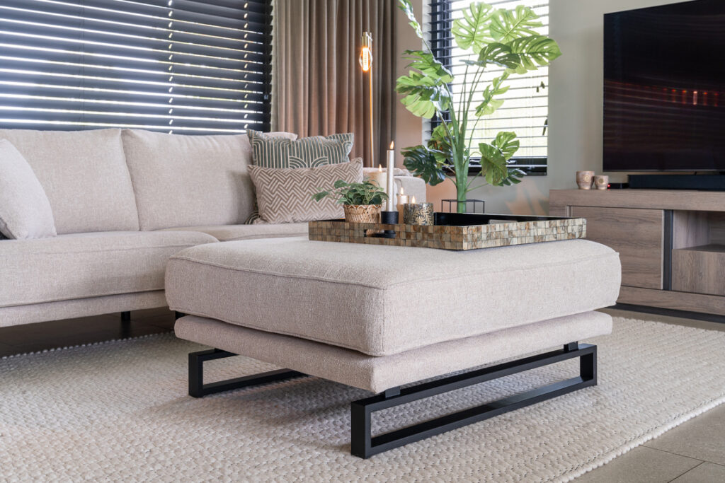 Grijs beige hocker met metaal onderstel zwart