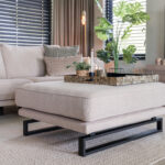 Grijs beige hocker met metaal onderstel zwart