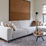 Grijze hoekbank met zwarte ranke pootjes