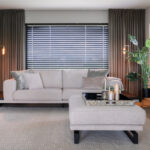 Bank grijs 3-zits met zwart tafeltje en hocker