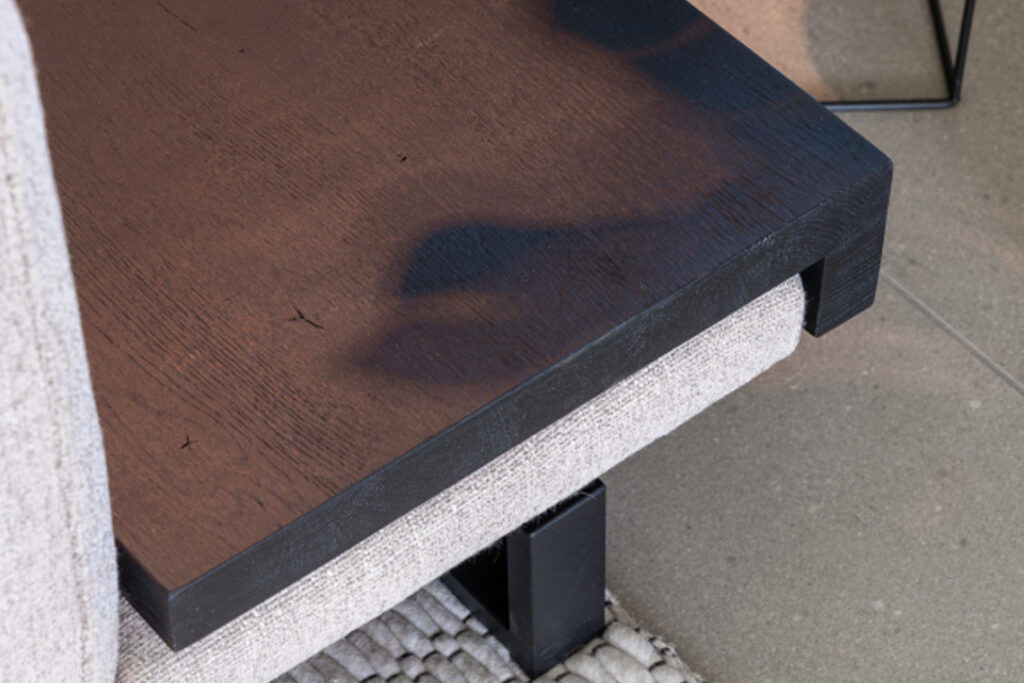 Bank met zwart tafeltje hout