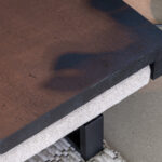 Bank met zwart tafeltje hout